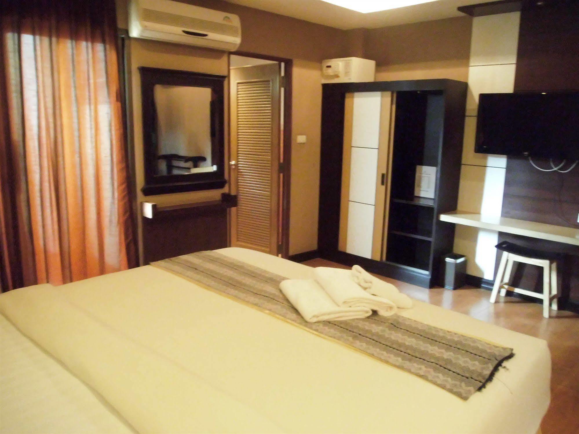 Hotel Baan Chalelarn à HHQ Extérieur photo