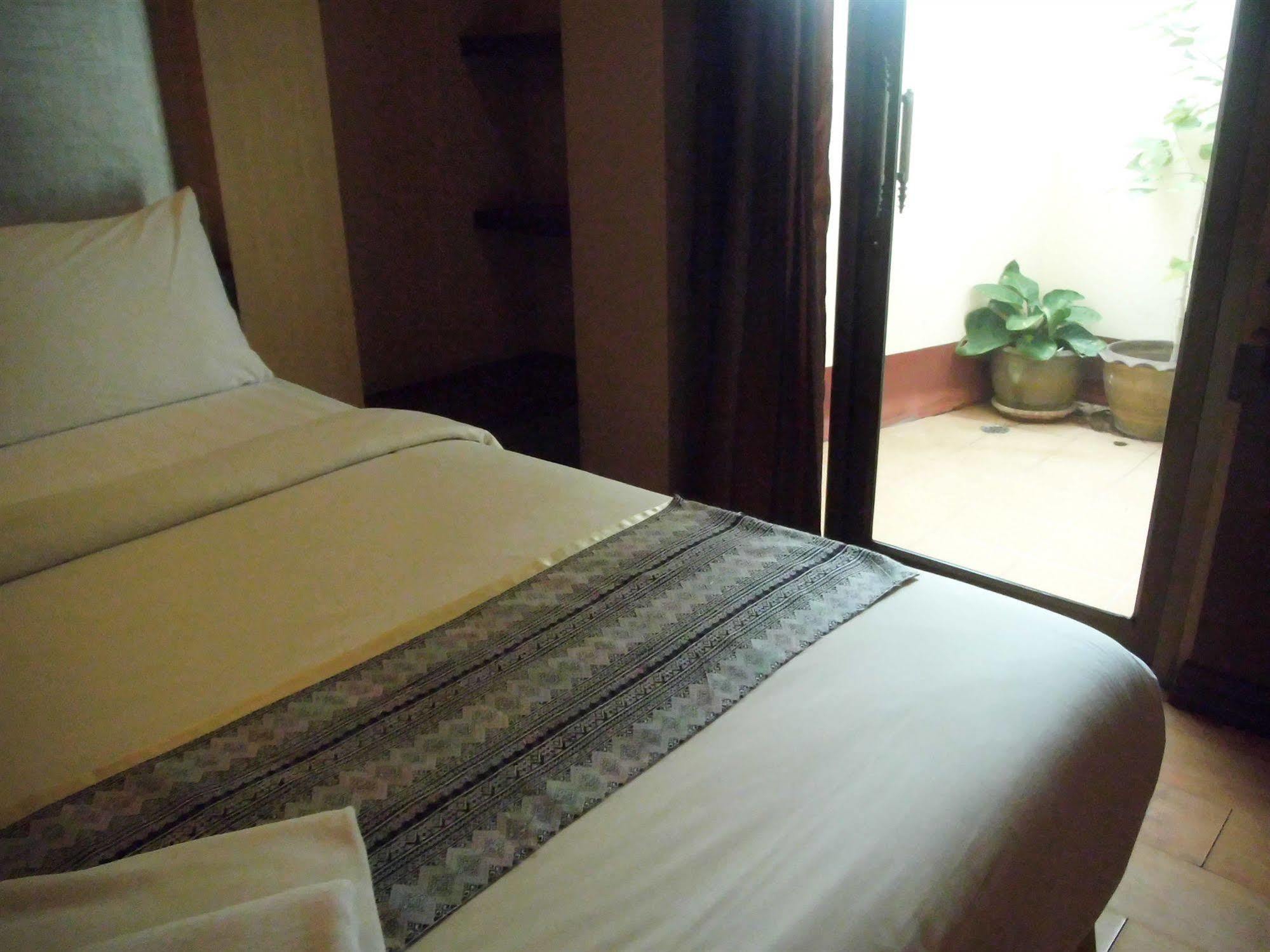 Hotel Baan Chalelarn à HHQ Extérieur photo