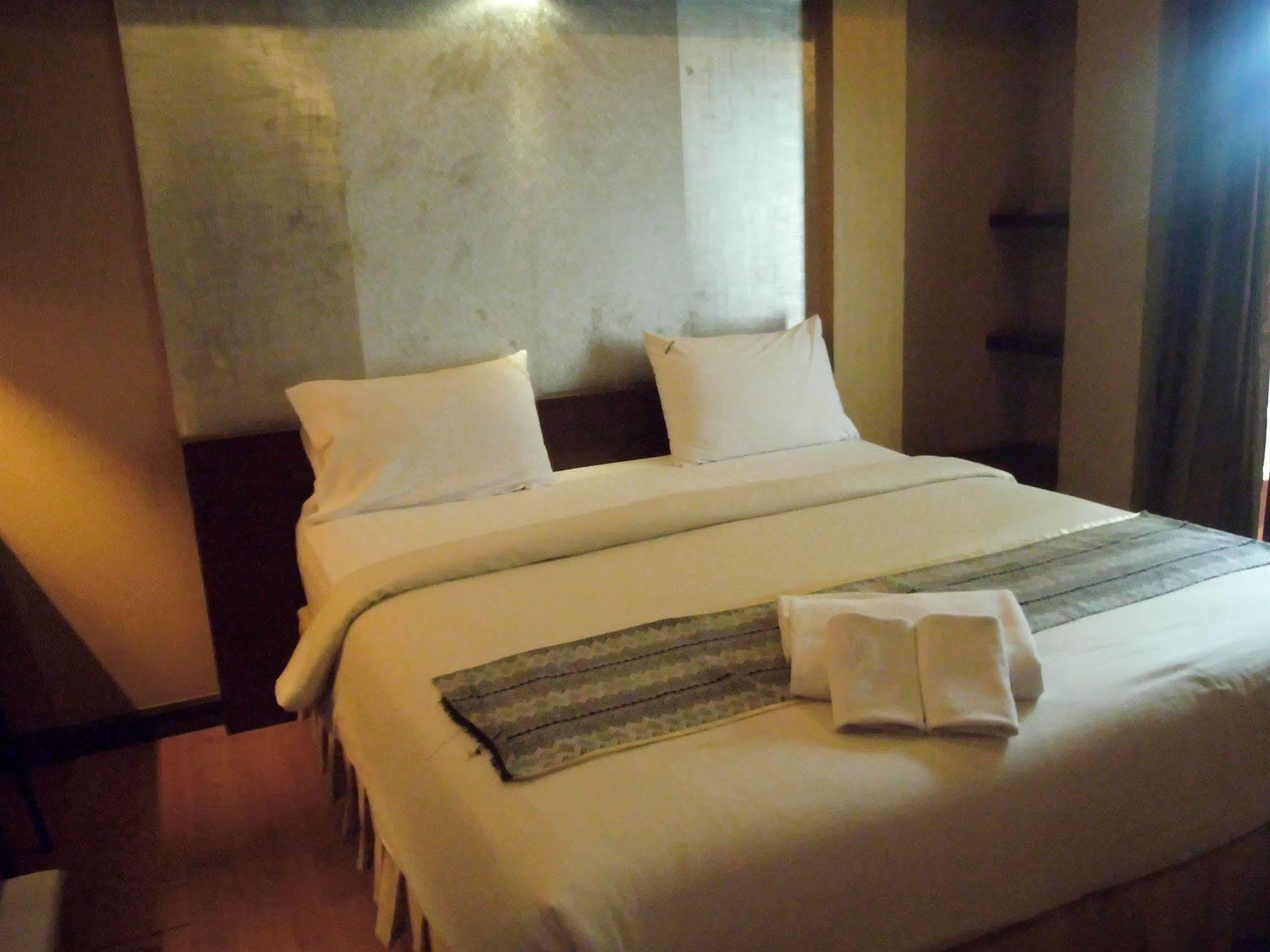 Hotel Baan Chalelarn à HHQ Extérieur photo