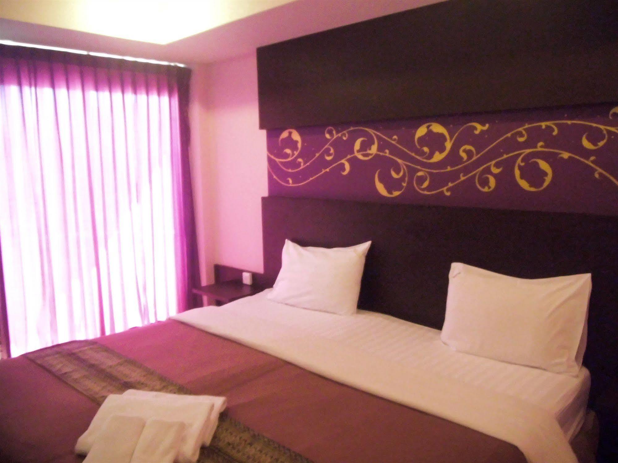 Hotel Baan Chalelarn à HHQ Extérieur photo